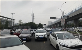 開學了主干道成停車場