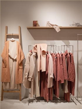 服裝展示柜選哪種材質好