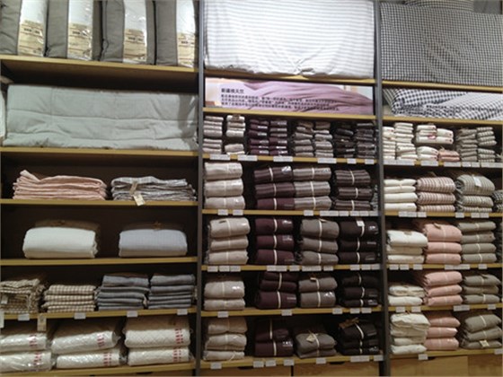 阜陽(yáng)服裝展柜制作從細(xì)節(jié)看品質(zhì)