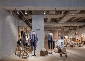 阜陽(yáng)定制展柜在服裝店中的作用