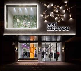 阜陽(yáng)定制展柜在服裝店中的作用