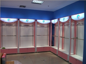 如何擺設(shè)服裝店的陳列