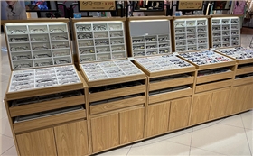 為什么眼鏡展示柜定制受商家的認(rèn)可