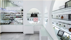 西班牙香水化妝品展柜定制中強(qiáng)展柜