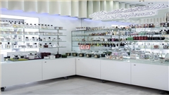 西班牙香水化妝品展柜定制中強(qiáng)展柜