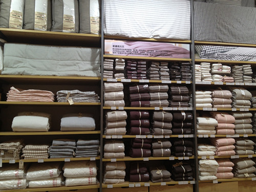 阜陽服裝展柜制作從細節看品質