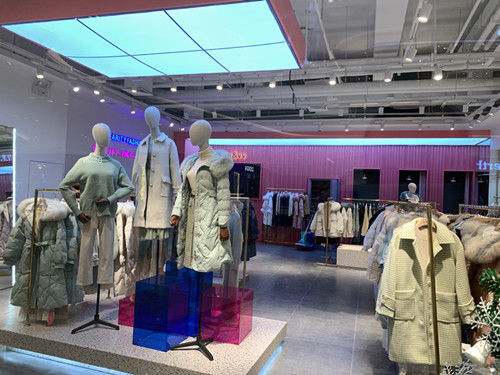 定制服裝展柜具備一定的水平性