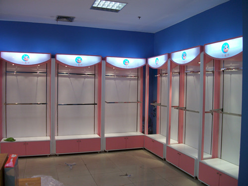 定制服裝展柜具備一定的水平性