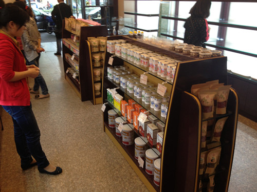 蕪湖雨季對制作食品展柜做好相應措施