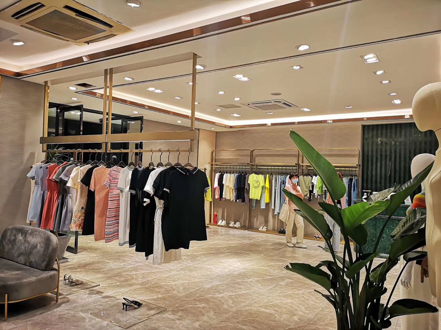 在溫州定制服裝展柜都有哪些講究