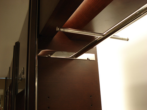 想要定制服裝展柜