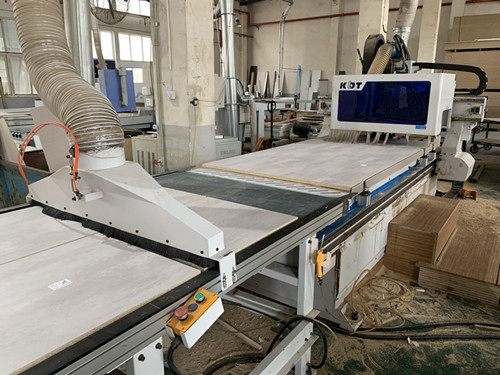 連云港展柜制作的木料該如何選擇