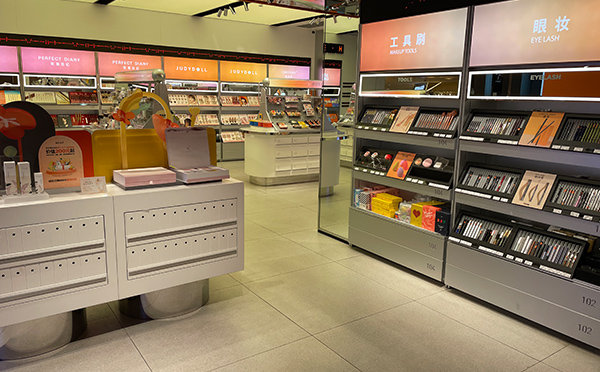 如何選擇和設計南京市化妝品展示柜呢