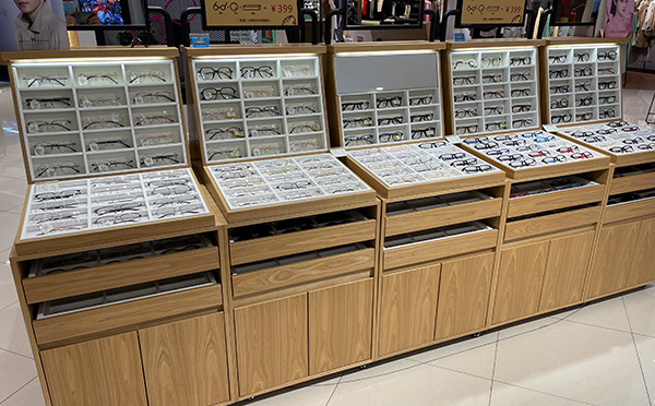 為什么眼鏡展示柜定制受商家的認可