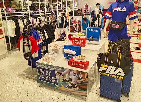 斐樂服裝店展柜定制-中強展柜廠