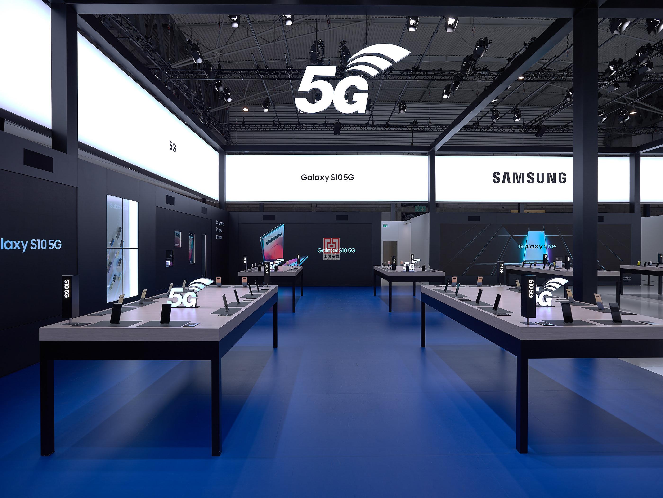 巴塞羅那手機展柜中強展柜定制