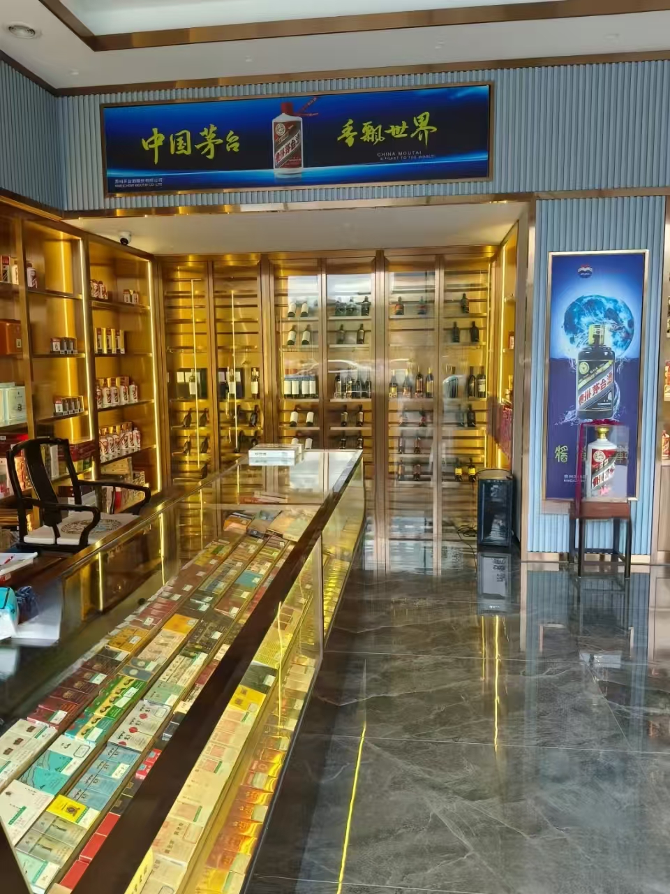 專業定制煙酒展柜來中強