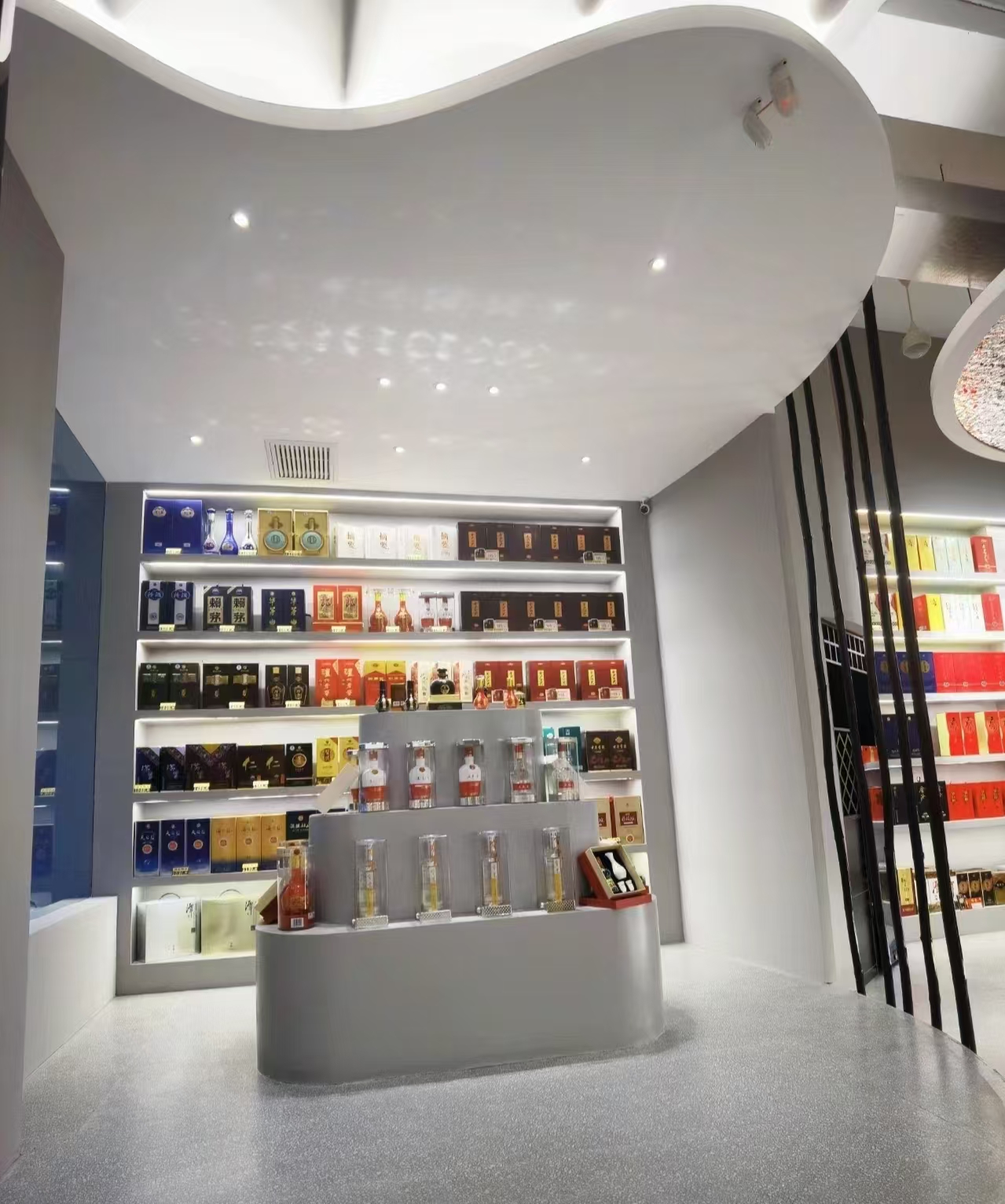 煙酒展柜專業(yè)定制廠家-品質(zhì)信賴中強(qiáng)展柜